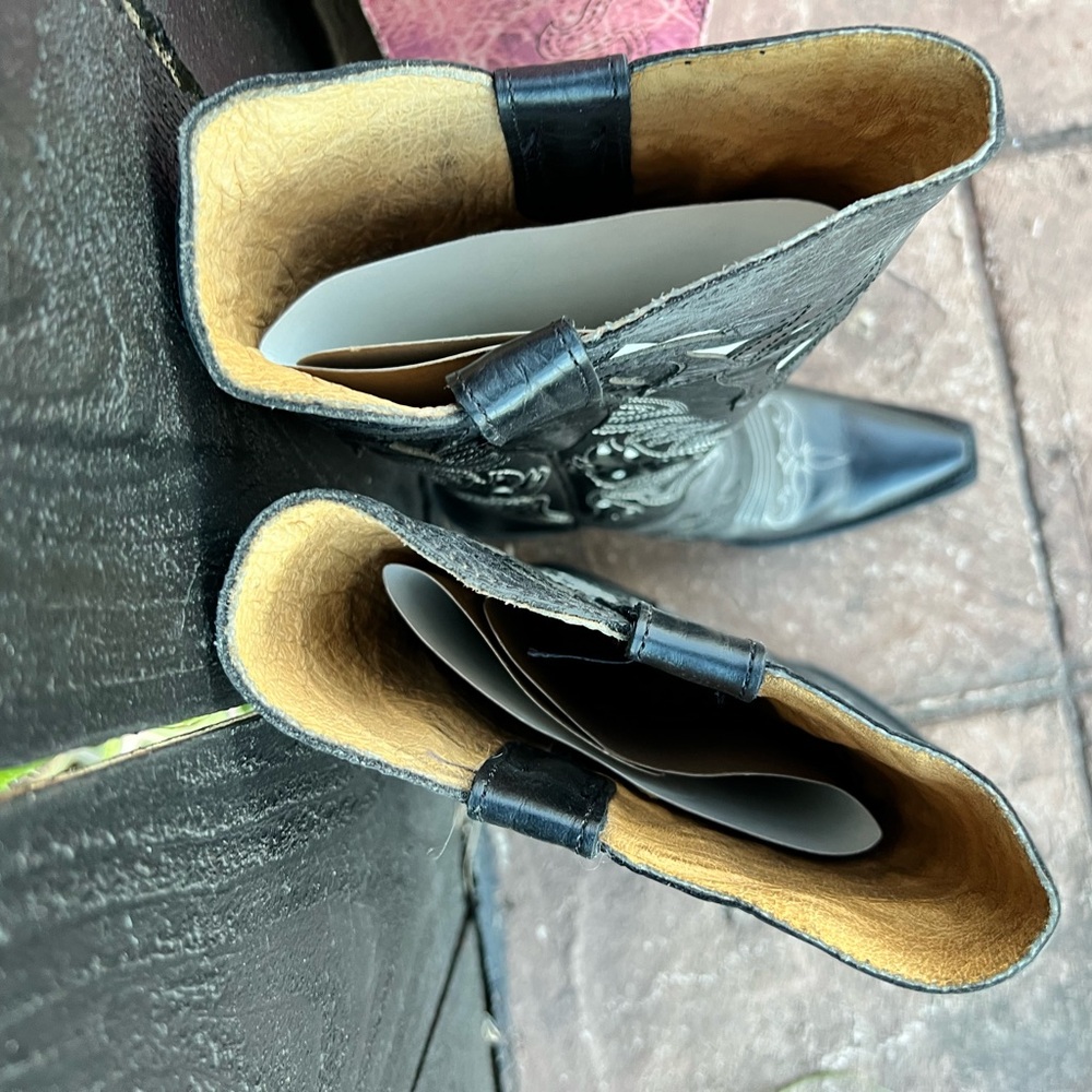 Stylish Black and White Western Heeled Boots - Picture 12 of 16